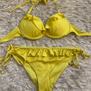 Bikini - Jättesöt bikini från H&M med lite push up, passar någon med Xs/s. 75A i överdelen och 34 i underdelen. Jättebra skick!🥰