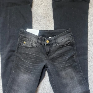 Low waist jeans - Helt nya jeans från weekday. Aldrig använda. Lågmidja bootcut. Svarta/grå
