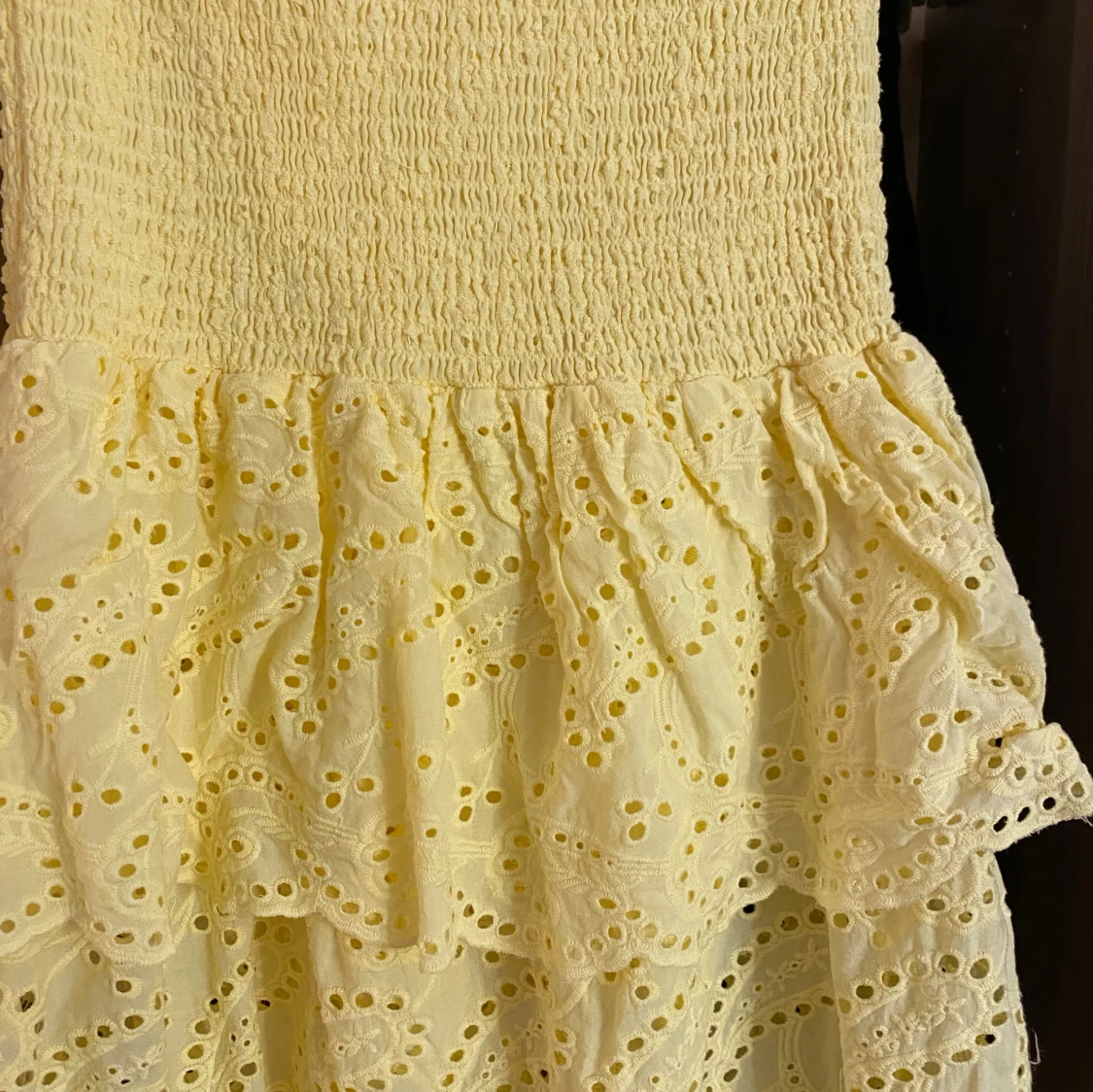 Gul axelbandslös klänning med volang från Subdued - 2