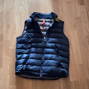 Svart dunväst från Parajumpers - Schysst parajumper väst storlek M men passar både S. Sicket är bra förutom ett stygn på ryggen som knappas syns (pv för bild). Öppen för byten.