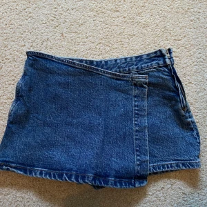 Jeanskjol - Jeanskjol/shorts, så söta och smidigt att de ser ut som  en kjol framifrån men att det är ett par shorts, används inte längre💕