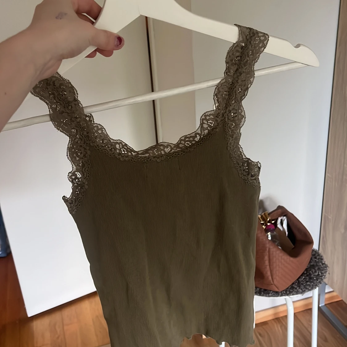 Olivgrön linnetopp med spets - 1