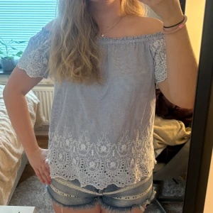  Sommartopp med spetsdetaljer - söt blårandig offshoulder blus med vita spetsdetaljer. Står inget märke eller storlek men gissar på m/l. Perfekt för sommaren💕