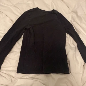 Svart långärmad tröja från H&M - En enkel svart långärmad tröja från H&M i mjukt material. Perfekt basplagg med rund halsringning och rak passform. Passar till det mesta och är lätt att matcha med andra plagg.pris kan diskuteras 💗