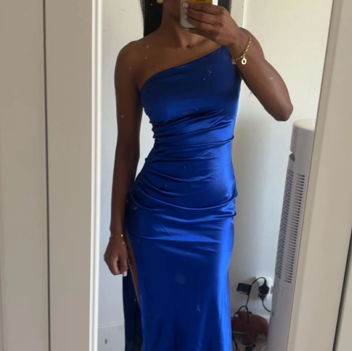 Blå långklänning med slits och oneshoulder - 1