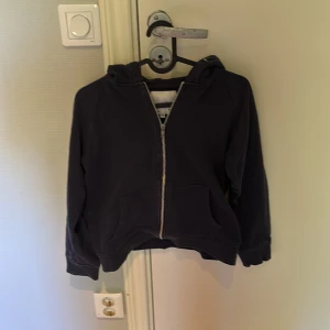Mörkblå hoodie med dragkedja - En mörk blå hoddie med drag kedja ganska använd men nu är den förliten
