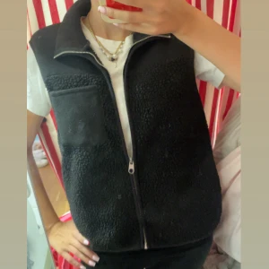 Teddyväst - Så fin teddy väst men kommer inte till använding💞storlek M men passar S lika bra