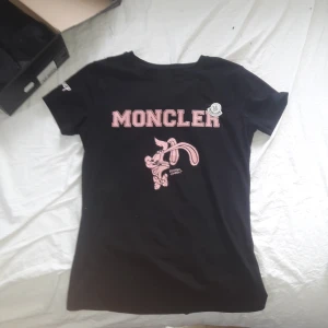 Tröja - Hör har vi en skön tröja i stolek S sitter tighta så man ser mullig ut, den är svart och passar till en person som vill ha riktigt fet drip!!