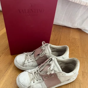 Valentino sneakers - Säljer nu mina älskade valentino skor med tillhörande box. Välanvända men har fortfarande mycket att ge, samt att dom varit väl omhändertagna. Strl. 37.