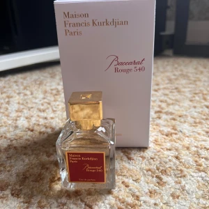 Baccarat Rouge 540 EdP 70ml - Exklusiv parfym från Maison Francis Kurkdjian, Baccarat Rouge 540 Eau de Parfum. Flaskan är fyrkantig i klart glas med guldfärgad kork och röd etikett. Kommer i elegant vit kartong med guld- och röda detaljer. cirka 70-75% kvar i flaskan. Vill helst sälja varan därför så billigt pris. Har kvitto från nk när jag köpte den 