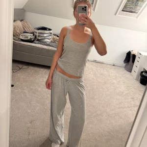Pyjamas set - Grått pyjamas set i storlek XS men väldigt stretchigt, skriv om du har några frågor🥰