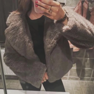 grå pälsjacka - jättefin pälsjacka som inte kommer till användning