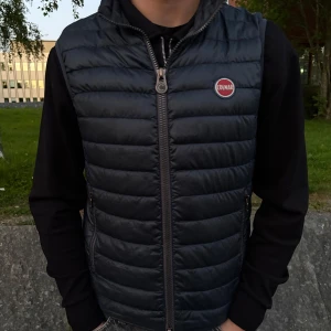 Colmar väst - Säljer min blåa väst ifrån Colmar, riktigt snygg och passar nu till hösten. Inga hål eller synligt slitage. Dm vid frågor