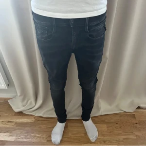 Replay Bronny W31 - Säljer ett par riktigt feta slimfit Replay Bronny i waist 31 och längd 32. Skriv vid minsta fråga!🙌