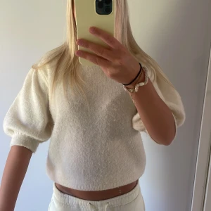 Vit stickad tröja med puffärm - Superfin vit stickad tröja med puffärmar🩷Köpt från Gina och inte använd så mycket men säljer för att den blivit lite liten!🥰 Storlek S men passar också Medium och xs🩷