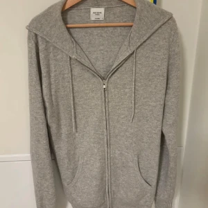 Grå kashmirhoodie från John Henric - Mjuk och lyxig grå hoodie i 100% kashmir från John Henric. I princip ny.