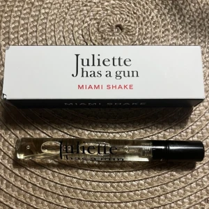 Juliette Has a Gun Miami Shake parfym 5 ml Nytt - Fräsch och modern parfym från Juliette Has a Gun i doften Miami Shake. Kommer i en stilren glasflaska med svart spraykork och tydlig logga. Förpackningen är vit med svarta och röda detaljer. Perfekt storlek att ta med i väskan.