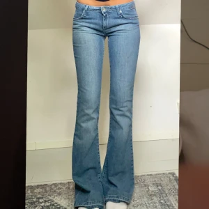 Lågmidjade jeans  - Så snygga Lågmidjade flare jeans.  Jag är 175 cm som referens🩷  Midjemått: ca 39 cm mätt rakt över  Innerbenslängd: va 86 cm 🩷🩷