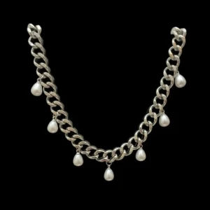 Chunky silver halsband med pärlor - Snyggt chunky halsband i silverfärg. Smycket är 8mm brett med hängande droppformade vita pärlor. Justerbar längd 38-43cm💕