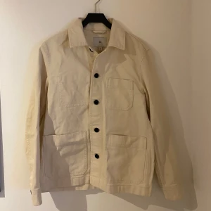 Beige overshirt  - Beige overshirt från HM i storlek S som är i bra skick! Hör av er vid frågor!