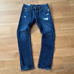 Abercrombie & Fitch jeans - Sköna jeans med slitningar med en slim/straight fit. Jeansen är i bra skick, pris kan diskuteras! Storlek 31/32