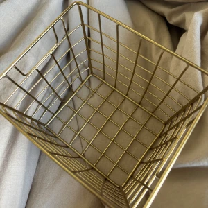 förvaringskorg i mässing - superfin förvaringskorg i mässing skulle jag tro, perfekt inredningsdetalj i hemmet🧺