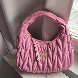 Väska - Fin rosa väska. Axelband medkommer. Köptes för 2000kr. 