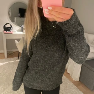 grå stickad tröja - superfin stickad tröja som är som ny!❤️