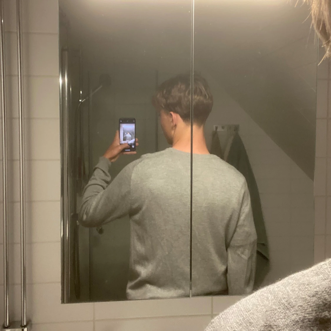 Grå v-ringad tröja från 157 - 1