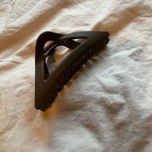 Brun hårklämma  - Bryn hårklämma i plast 