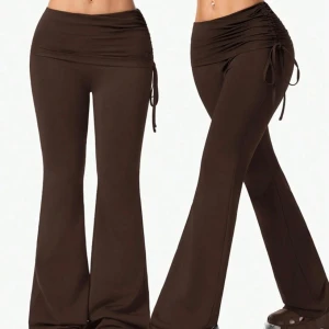 Utsvängda leggings - Träningsmaterial men tycker dom är snygga att ha till andra tillfällen också!! Använt 2-3 ggr. Bilderna då jag har dom på mig visar färgen bäst. Snöret i midjan kan justeras. 