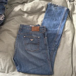 Blå Armani Jeans i bootcut - Snygga blå jeans från Armani Jeans med klassisk AJ-logga på bakfickan och broderad detalj fram. 