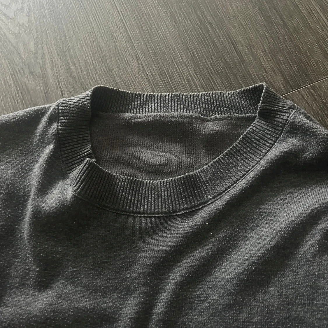 Grå stickad tröja - 1