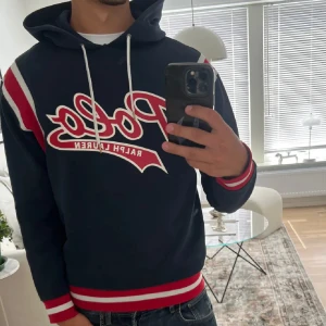 Ralph lauren hoodie - Säljer denna snygga ralph lauren hoodien i size S. Ny skick och extremt snygg.