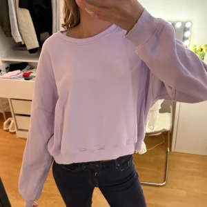 Sweatshirt - Ljuslila sweatshirt från Lager 157 i storlek M,