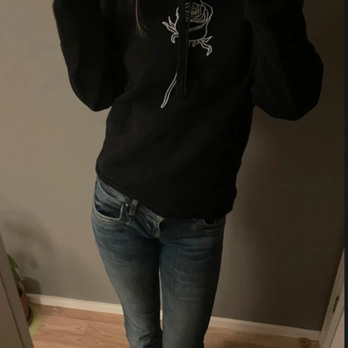 Svart hoodie med ros från The Cool Elephant - 1