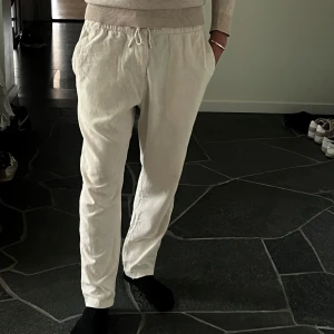 Linnebyxor - Linnebyxor från H&M. Bra skick och väldigt bra passform. Storlek M!