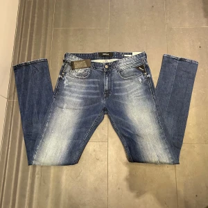 Replay Jeans med tags - Replay jeans - skick 10/10 - storlek W29 L34 men passar mer som W30 L 33-34 - modell: ROB - nypris ca 1599 mitt pris 649kr - pris kan diskuteras vid snabb affär!