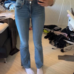Bootcut jeans från ONLY, ljusblå S/34 - Säljer ett par snygga ljusblå bootcut jeans från ONLY i storlek S/34. Jeansen med klassisk femficksdesign och tillverkade i mjukt denimtyg. Perfekta för dig som gillar en retroinspirerad look med utsvängda ben.
