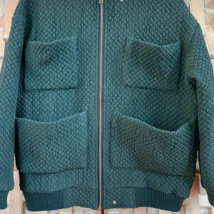 Grön Carin Wester jacka - Supersnygg jacka från Carin Wester har en väldigt fin grön nyans med snygga detaljer, där den absolut inte har några sprickor eller några fläckar förutom en liten vid lappen som inte är något man tänker på! Den är helt ren och fräsch då jag har tvättat skonsamt. Jag har aldrig använt så den är som ny. Säljer inte längre i butiken vilket gör mer värde och jag diskuterar gärna priset! När jag inte är bortrest så är jag väldigt snabb med att posta! Passar både M och S