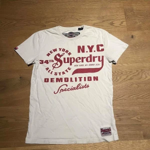 Vit Superdry T-shirt  - Tja säljer min superdry t-shirt den är i super bra skick skick och är i storlek xs. Kom vid minsta fundering.