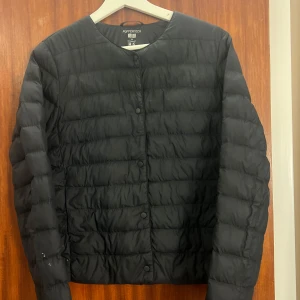 UNIQLO jacka - köptes i april, har använts sedan den köptes men är i väldigt bra skick. har en liten defekt (se bild 2, det är bara superlim)🩷
