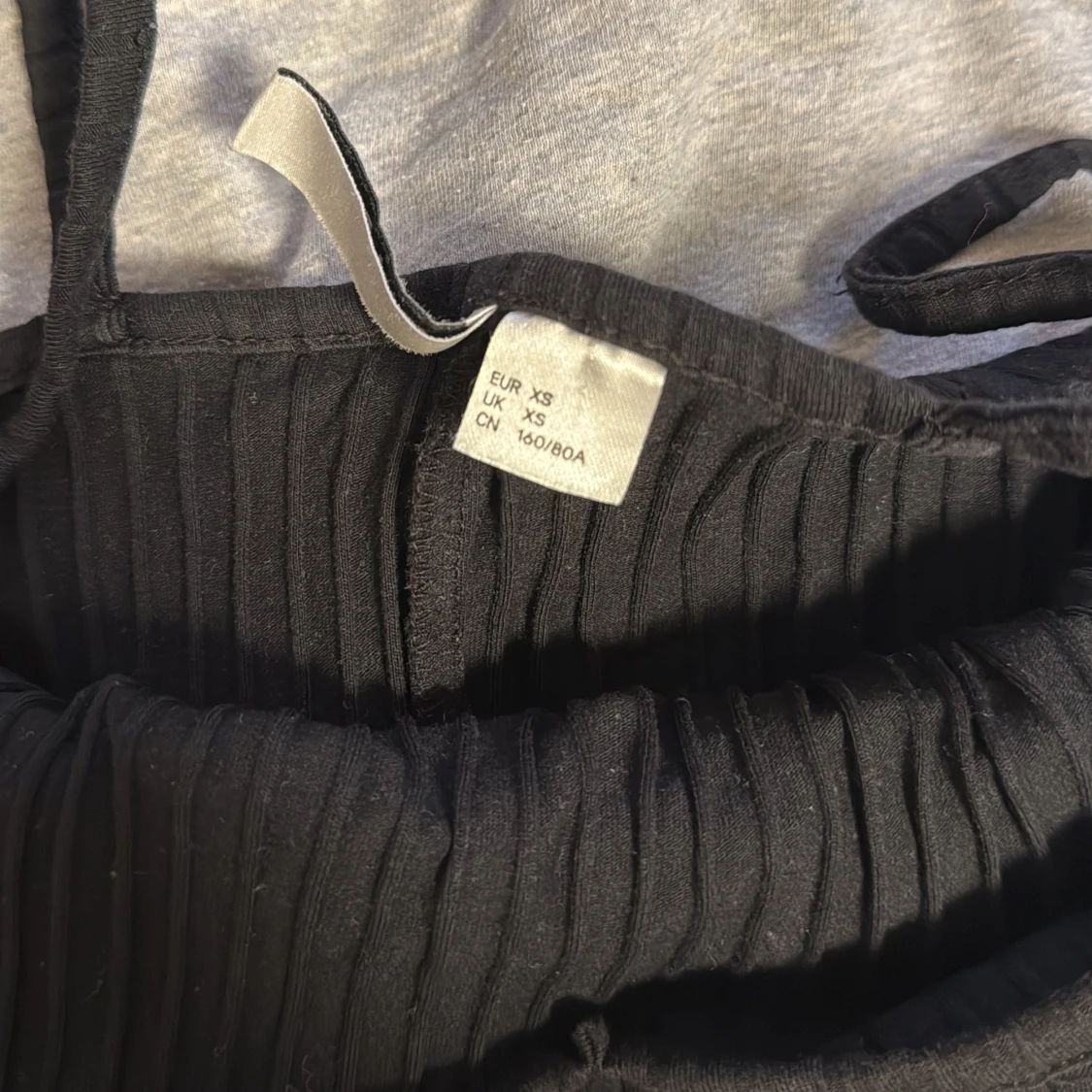 Svart ribbad klänning XS - 1