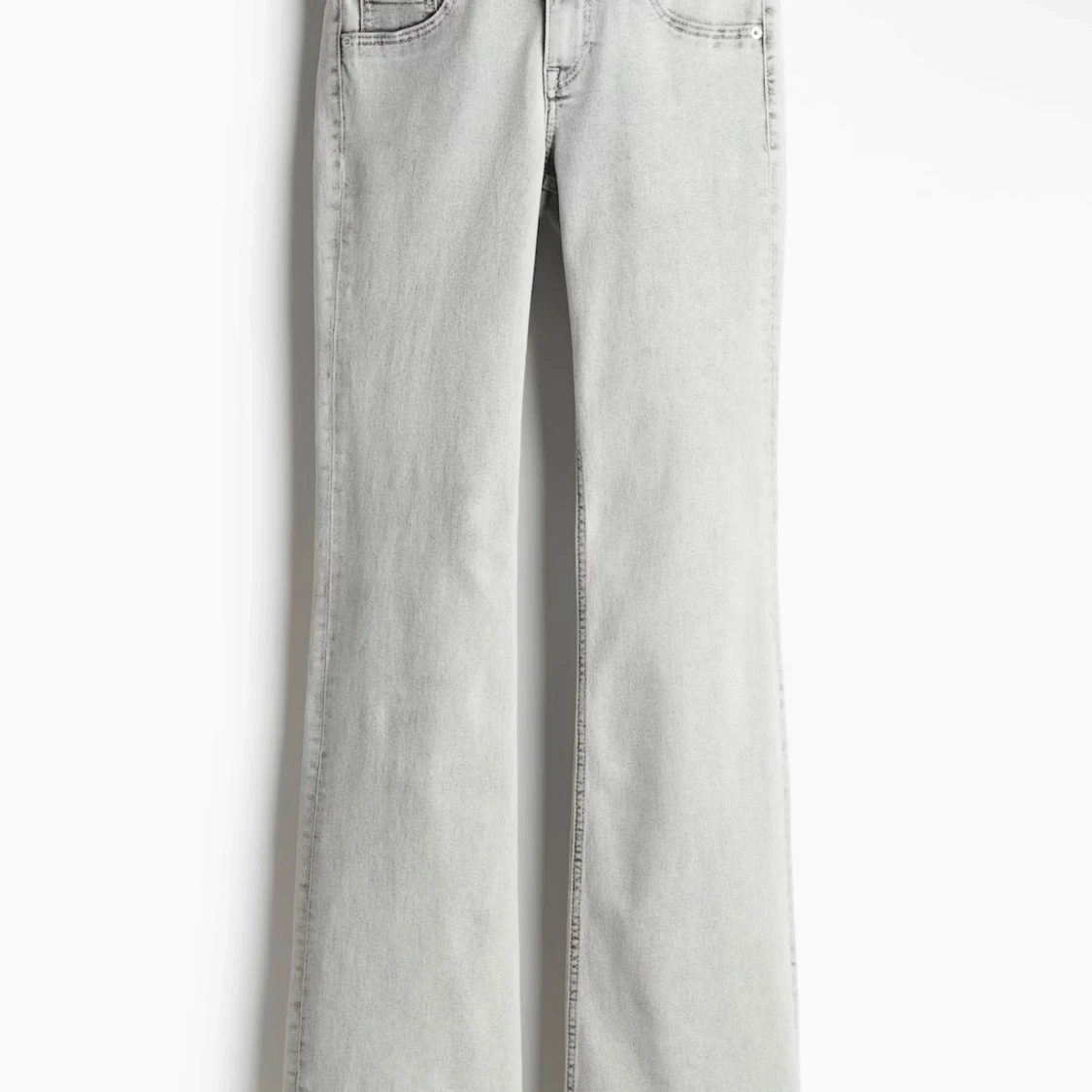 Ljusgrå bootcut jeans med låg midja