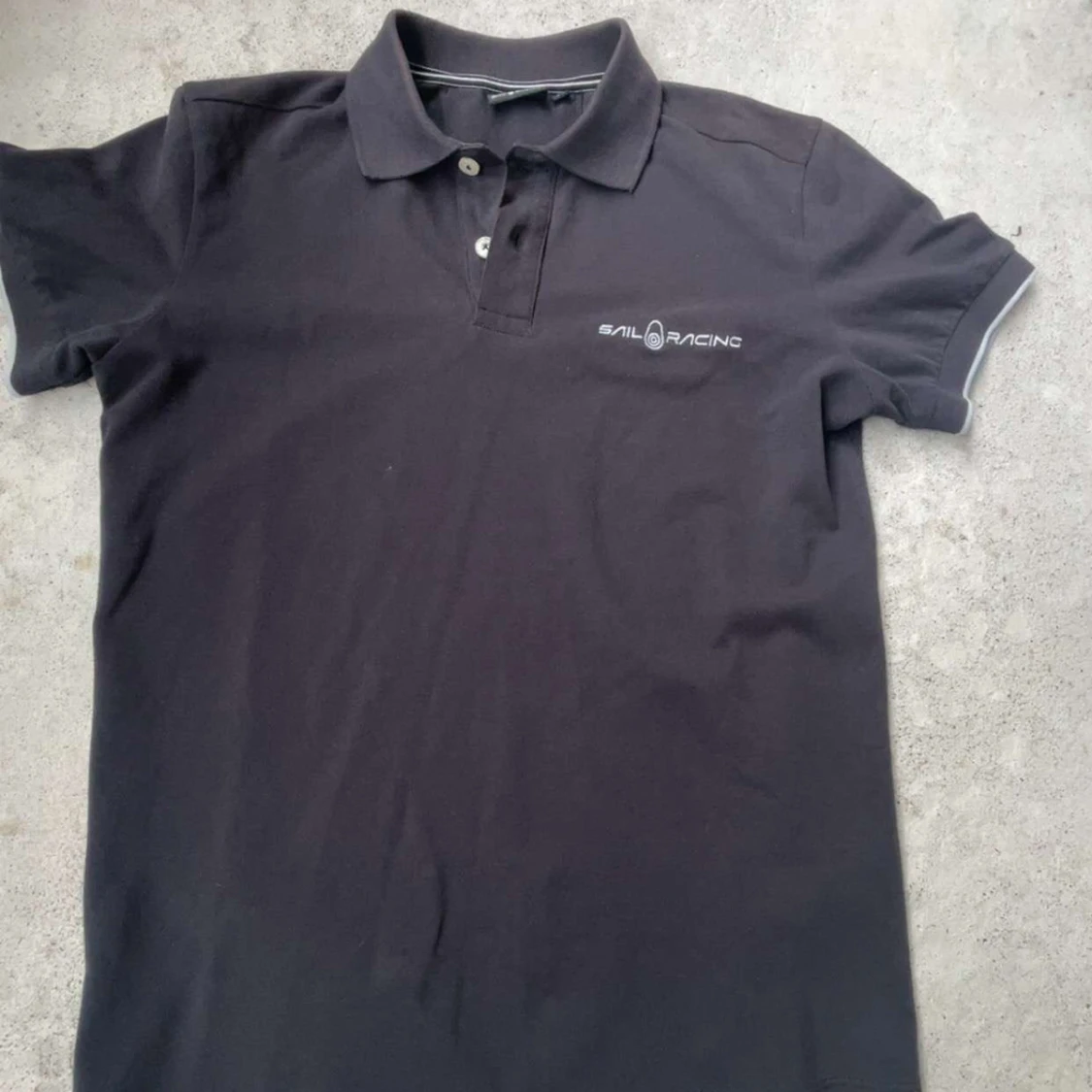 Svart piké från Sail Racing, storlek S