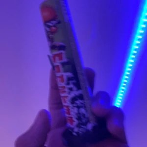 One Piece - En volym av den populära mangan One Piece! Perfekt för dig som gillar äventyr, action och episka berättelser med färgstarka karaktärer. En riktig klassiker bland unga och unga vuxna.