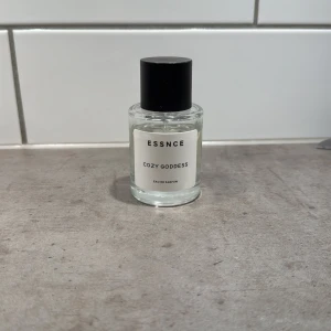 ESSNCE Cozy Goddess parfym - Parfym från ESSNCE med doften Cozy Goddess.  Perfekt för dig som vill ha en fräsch och elegant doft i badrumshyllan🌸