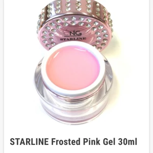 STARLINE Frosted Pink Gel 30ml - Säljer min rosa gelé i färgen Frosted Pink. Perfekt för att skapa en fräsch och glansig look. Gelformulan är lätt att applicera och ger en mjuk rosa ton. Kommer i en 30 ml förpackning. Medeltjock viskositet lätt att jobba med, nytt pris 299 mitt pris 150 då den är testad två / tre gånger💗