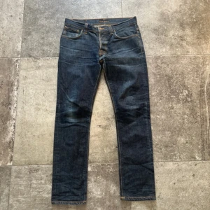 Nudie Jeans - Säljer dessa feta mörkblå jeans från Nudie Jeans Co. Modell: Grim Tim. Skulle säga att midjan är lite mindre i storleken. Vid minsta fråga eller fundering är det bara att skriva till mig🤗