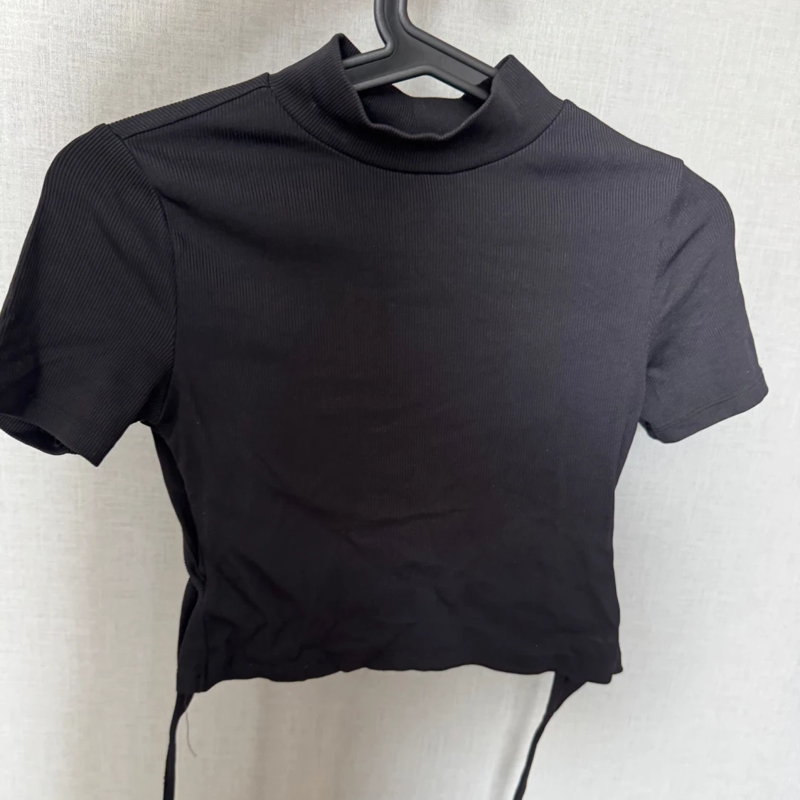 Svart croppad polotopp med snörning i bak